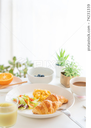 早餐羊角麵包，炒雞蛋和沙拉，藍莓酸奶，咖啡，綠汁，橙 74231339