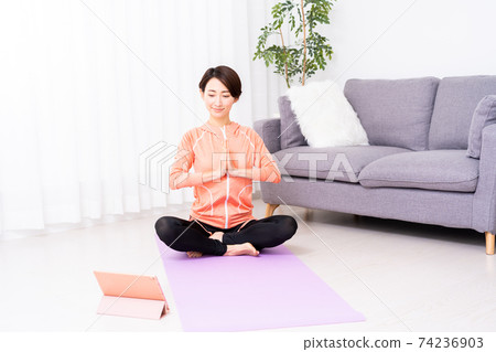 中年婦女在家上在線瑜伽課 中年婦女在家上在線瑜伽課 74236903