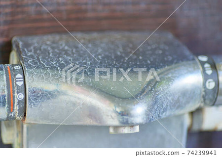 浴缸淋浴間和欄杆上的水漬 浴缸淋浴間和欄杆上的水漬 74239941