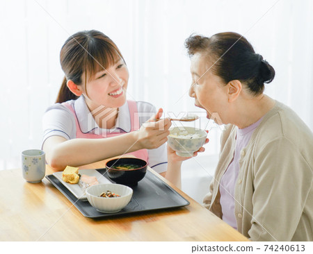 年輕的照顧者照顧飯菜 74240613