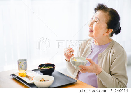 老人獨自吃飯 74240614