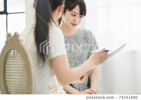 一名婦女接受程序解釋 74241880
