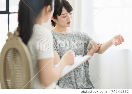 婦女接受治療諮詢 婦女接受治療諮詢 74241882