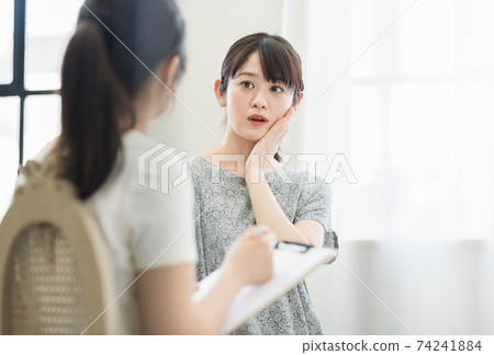 一個在沙龍諮詢皮膚的女人 一個在沙龍諮詢皮膚的女人 74241884
