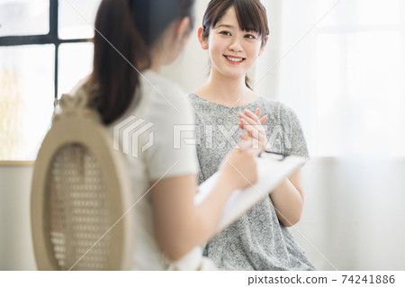 一名婦女接受程序解釋 74241886