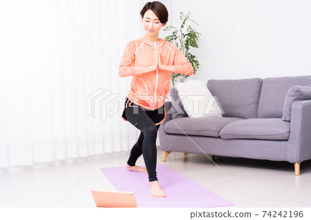 中年女人在家做在線瑜伽 中年女人在家做在線瑜伽 74242196