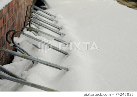 冰雪覆蓋的自行車存放處 冰雪覆蓋的自行車存放處 74245055