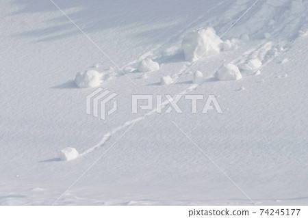 雪球在山坡上滾動雪卷北海道冬季風光 74245177