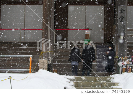 Koyasan Kondo, work on New Year's Day in the snow, Koyasan, Wakayama Prefecture 74245199