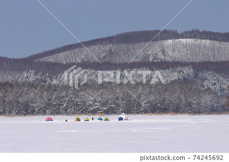 冰上釣魚垂釣若狹垂釣北海道冬天的景色 冰上釣魚垂釣若狹垂釣北海道冬天的景色 74245692