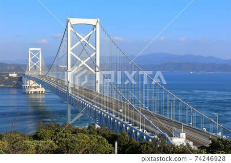 春潮時的漩渦和奧納魯託大橋（火影忍者海峽） 74246928