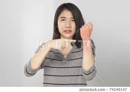 woman wrist bones pain woman wrist bones pain 74249147