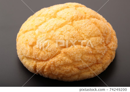 Melon bread 74249200