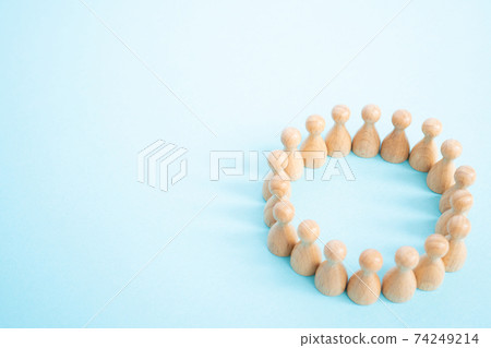 手牽著手圍成一圈的形象微型娃娃 74249214