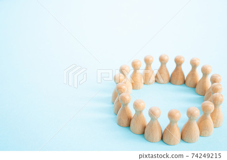 手牽著手圍成一圈的形象微型娃娃 74249215