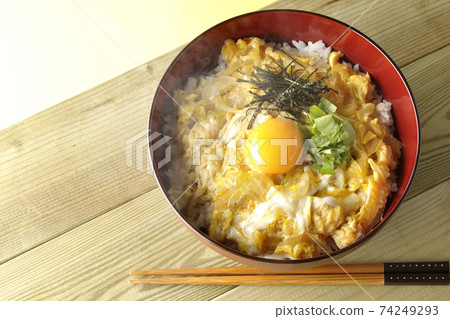 Egg yolk, mitsuba, egg bowl with chopped seaweed and chopsticks (overhead view) 74249293