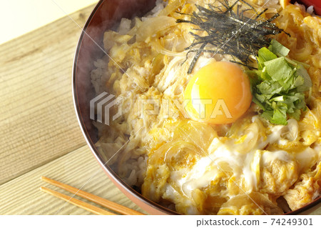 Egg yolk, mitsuba, egg bowl with chopped seaweed and chopsticks (overhead view) Egg yolk, mitsuba, egg bowl with chopped seaweed and chopsticks (overhead view) 74249301