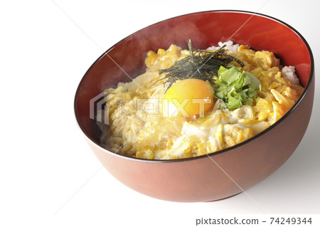 Photographed egg yolk, mitsuba, and egg bowl with chopped seaweed on a white background Photographed egg yolk, mitsuba, and egg bowl with chopped seaweed on a white background 74249344