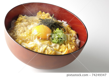 拍攝的蛋黃，mitsuba和雞蛋碗用切碎的海藻在白色背景上 74249347