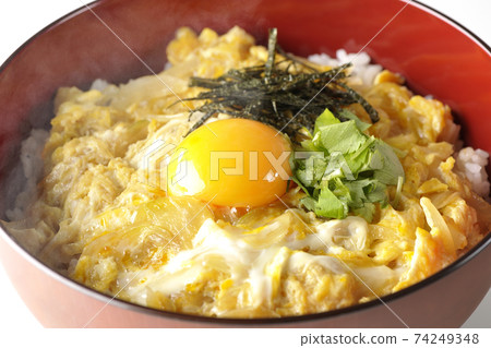 Photographed egg yolk, mitsuba, and egg bowl with chopped seaweed on a white background 74249348