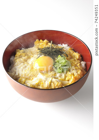 Photographed egg yolk, mitsuba, and egg bowl with chopped seaweed on a white background 74249351