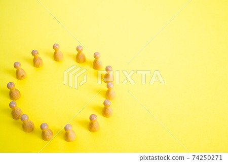 Image of holding hands in a circle Miniature doll Image of holding hands in a circle Miniature doll 74250271