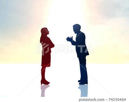 一個男人的剪影，熱情地與生氣並交叉雙臂的女人說話。 74250484