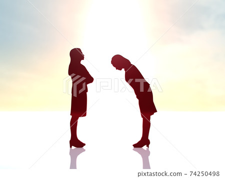 一個女人低下頭,向生氣並交叉雙臂的女人道歉的剪影。 一個女人低下頭,向生氣並交叉雙臂的女人道歉的剪影。 74250498