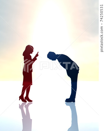 一個男人低下頭,向一個生氣又熱情的女人道歉的剪影 一個男人低下頭,向一個生氣又熱情的女人道歉的剪影 74250531