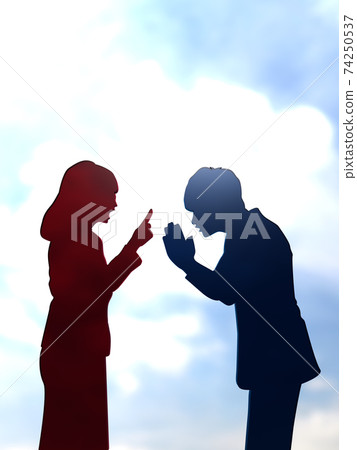 向生氣和熱情的女人道歉的男人的剪影上半身CG插圖垂直 向生氣和熱情的女人道歉的男人的剪影上半身CG插圖垂直 74250537
