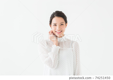 女性在她20多歲的肖像白色背景 74251450