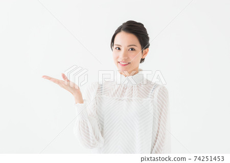 女性在她20多歲的肖像白色背景 74251453