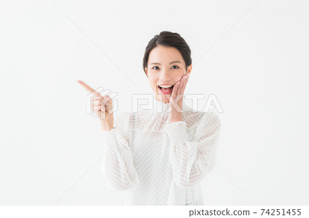 女性在她20多歲的肖像白色背景 74251455