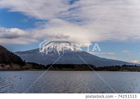 富士山和谷谷湖上的霞雲合照。冬天的二月。 74251513