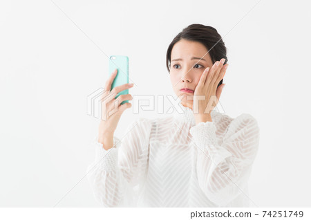 Portrait of a woman with a smartphone 74251749