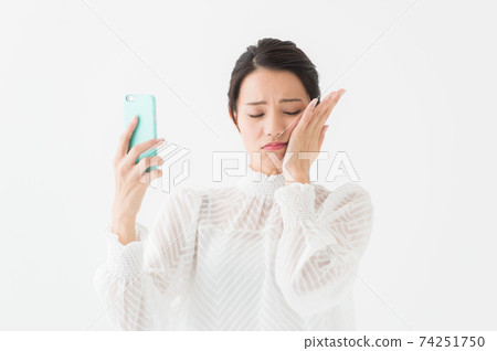 Portrait of a woman with a smartphone 74251750