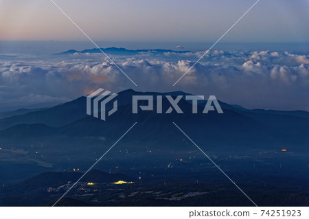 從富士山和會平山看到的明日山和伊豆山脈 從富士山和會平山看到的明日山和伊豆山脈 74251923