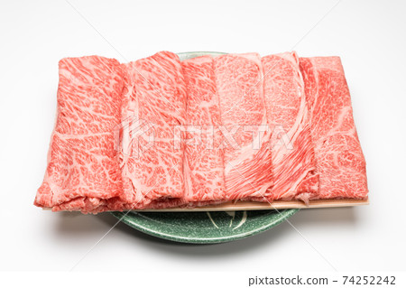 日本黑牛肩脊肉切成薄片的生肉,用於壽喜燒的bu鍋 日本黑牛肩脊肉切成薄片的生肉,用於壽喜燒的bu鍋 74252242