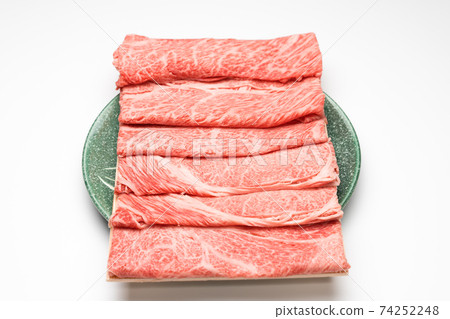 日本黑牛肩脊肉切成薄片的生肉，用於壽喜燒的bu鍋 74252248