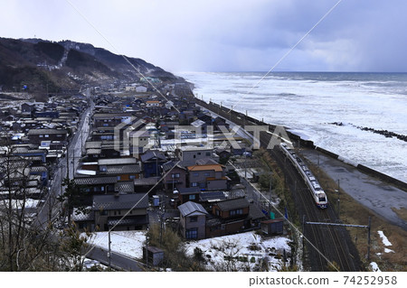 冬季在信越本線運行的特快“白雪” 冬季在信越本線運行的特快“白雪” 74252958