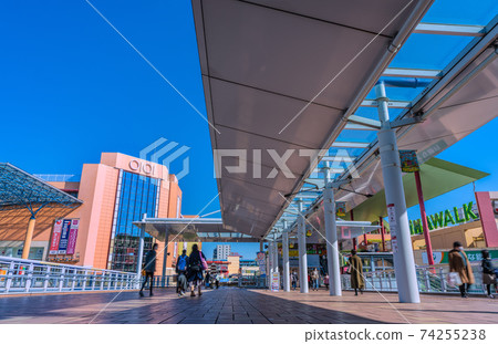 日本神奈川縣城市景觀的視圖，例如在Ebina站前（Vina Walk）。背面的海老名中央公園 74255238