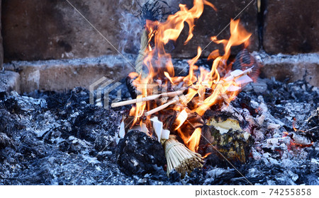 熊熊燃燒的火焰舊的新年裝飾品和幸運符變成木炭和灰燼，帶有潔淨的火焰 74255858