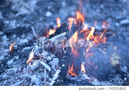 Burning flames Old New Year's decorations and lucky charms turn into charcoal and ashes with cleansing flames Burning flames Old New Year's decorations and lucky charms turn into charcoal and ashes with cleansing flames 74255863