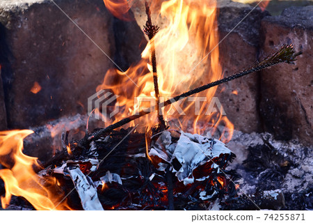 熊熊燃燒的火焰舊的新年裝飾品和幸運符變成木炭和灰燼，帶有潔淨的火焰 74255871