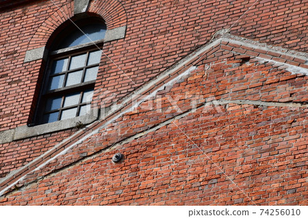 在冬天的半田紅塊建築 74256010