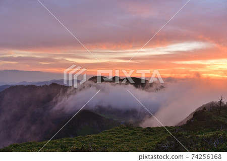 The sea of clouds seen from the summit of Mt. Nishikuma is exposed to the rising sun The sea of clouds seen from the summit of Mt. Nishikuma is exposed to the rising sun 74256168