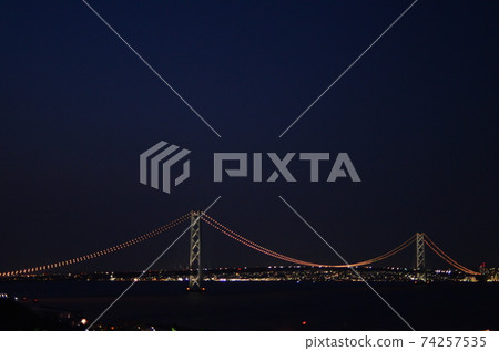 從淡路服務區照亮的夜景明石大橋 74257535
