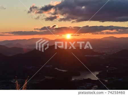 香川縣坂出市的日出(前景為府中湖) 香川縣坂出市的日出(前景為府中湖) 74258460