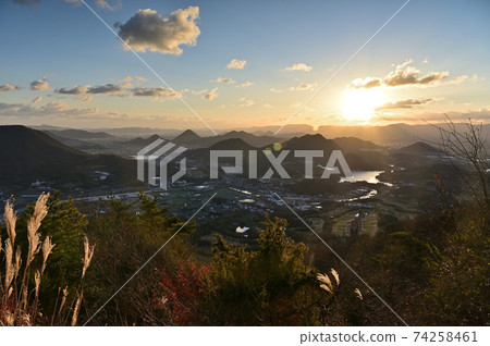 香川縣坂出市的日出(前景為府中湖) 香川縣坂出市的日出(前景為府中湖) 74258461
