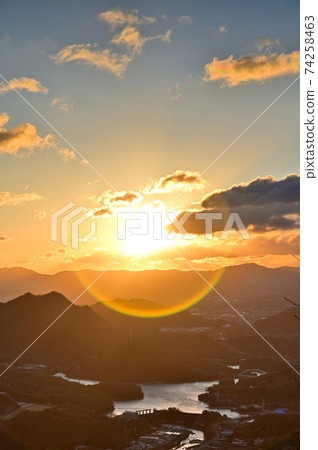 香川縣坂出市的日出(前景為府中湖) 香川縣坂出市的日出(前景為府中湖) 74258463